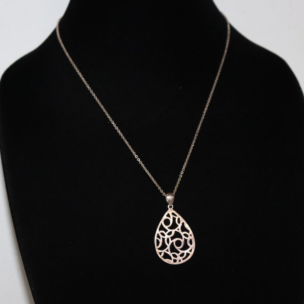 Beautiful silver scroll necklace 18-20"